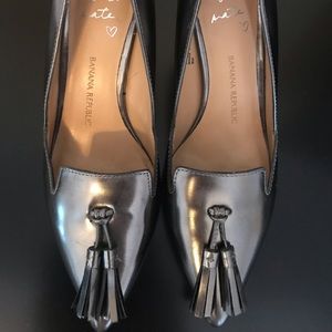 Banana Republic tassel pump, platinum, size 6